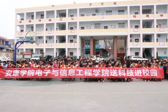 说明: F:\科技下乡\2026世界杯官网送科技进校园_五里小学\IMG_8431.JPG